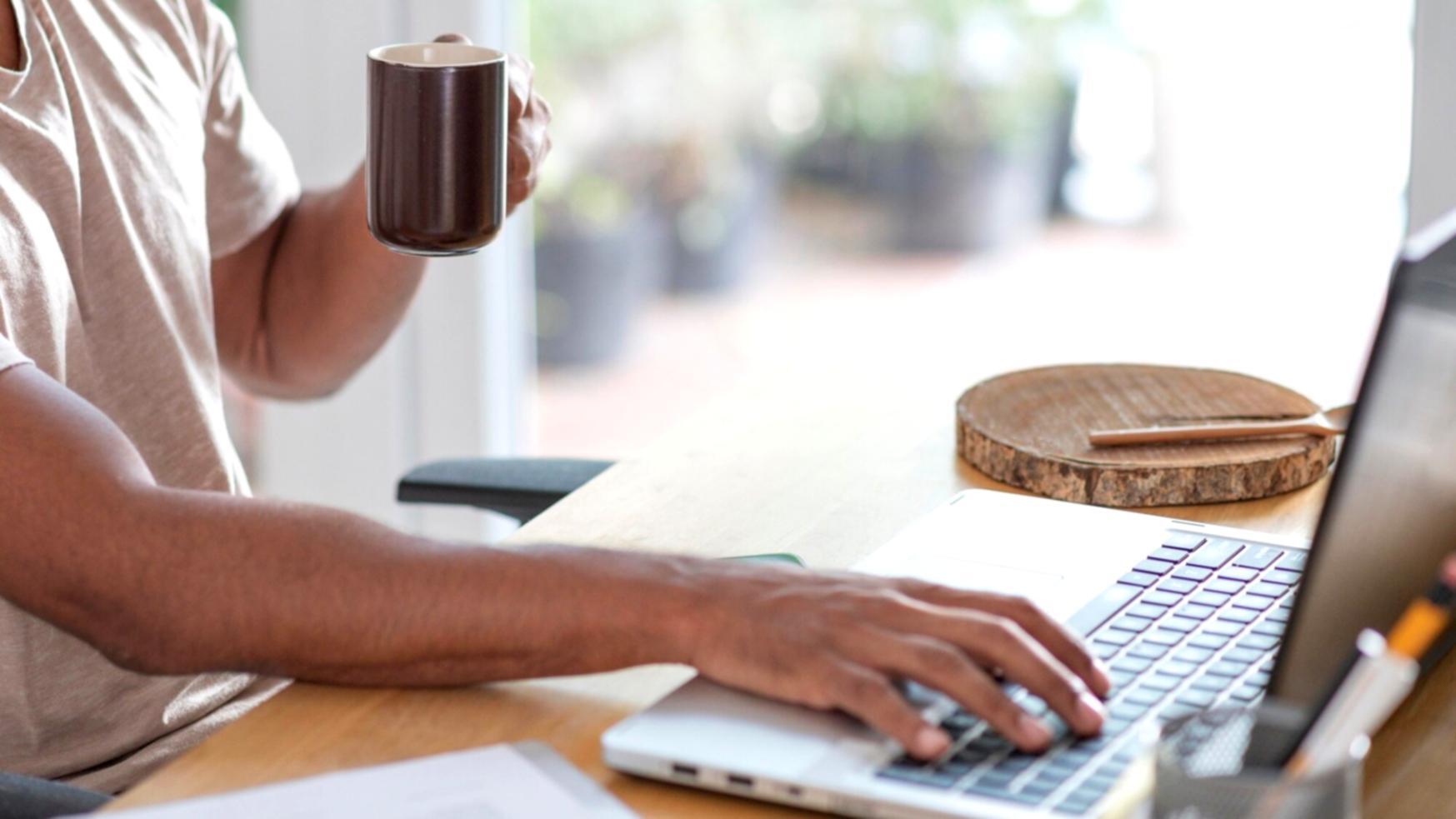 Equipo de lumarientiqo trabajando en análisis financiero con herramientas digitales