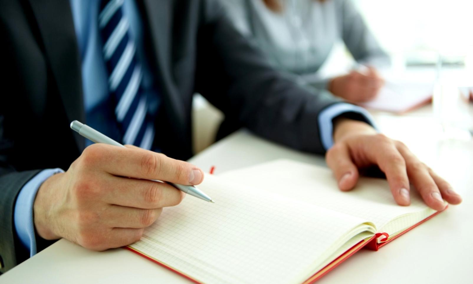 Análisis de datos financieros en pantalla mostrando gráficos y métricas empresariales